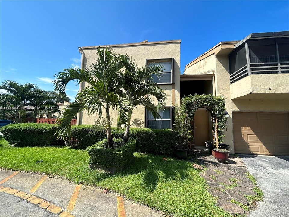 3031 W Missionwood Ln in Miramar, FL - Building Photo