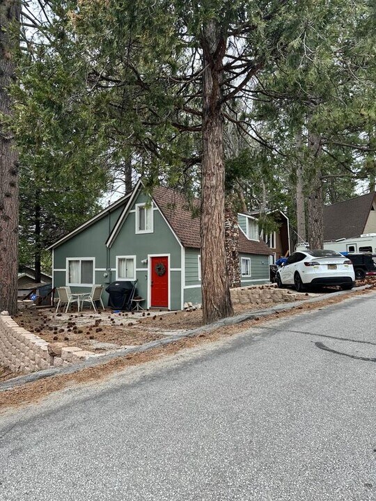 32064 Hunsaker Way in Running Springs, CA - Foto de edificio