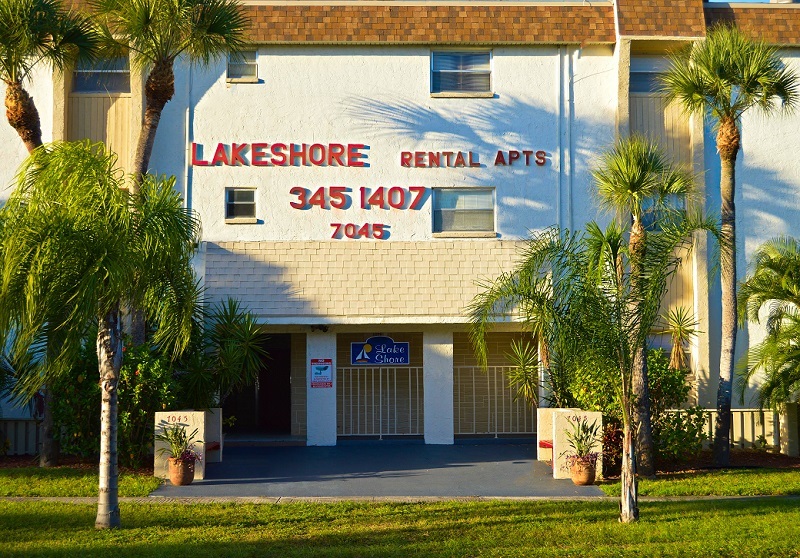 Lakeshore Apartments in St. Petersburg, FL - Building Photo