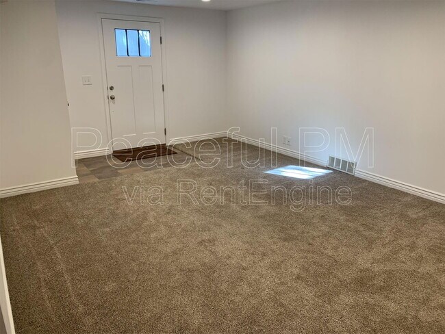 8284 S Fallbrook Cir in Sandy, UT - Building Photo - Building Photo