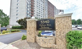 5340 Holmes Run Pkwy, Unit 600 in Alexandria, VA - Building Photo