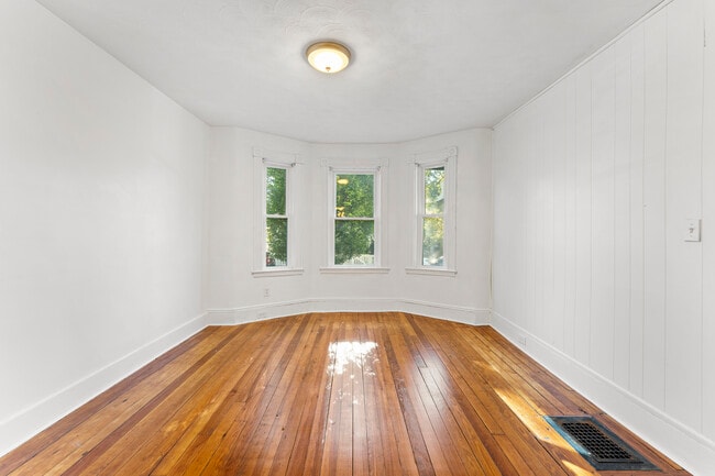 31 Cameron Ave, Unit 2 in Somerville, MA - Building Photo - Building Photo