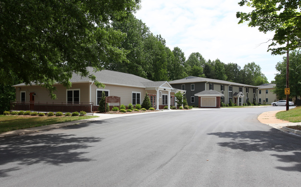 The Oaks at Silver Ridge in High Point, NC - Foto de edificio