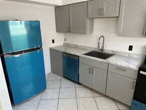 9033 Harding Ave, Unit 4 in Surfside, FL - Foto de edificio - Building Photo