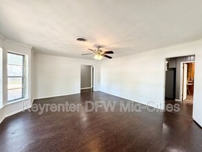 313 Robinhood Dr in Irving, TX - Foto de edificio - Building Photo