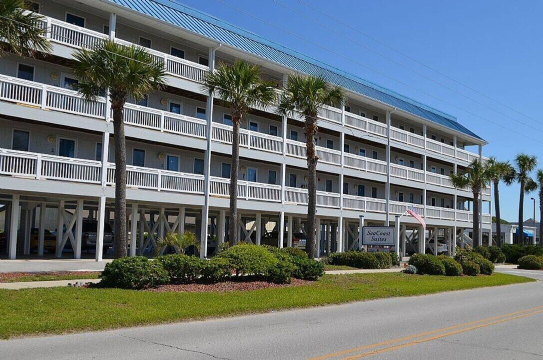 305 N Topsail Dr in Surf City, NC - Building Photo