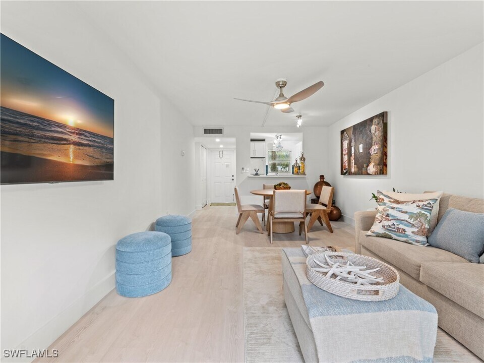 100 Forest Lakes Blvd in Naples, FL - Foto de edificio