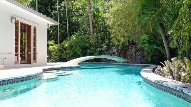 2490 Trapp Ave in Miami, FL - Building Photo - Building Photo