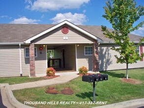 107 Garden Cir in Branson, MO - Foto de edificio - Building Photo