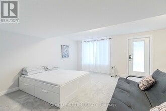 276 Appalachian Cir in Ottawa, ON - Building Photo - Building Photo