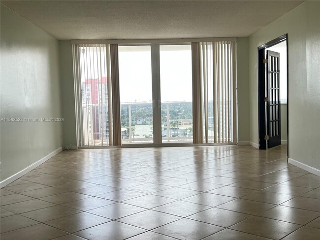 3140 S Ocean Dr, Unit 1012 in Hallandale Beach, FL - Building Photo - Building Photo