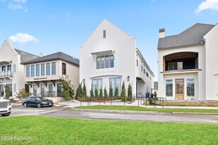 1013 Camellia Blvd in Lafayette, LA - Building Photo