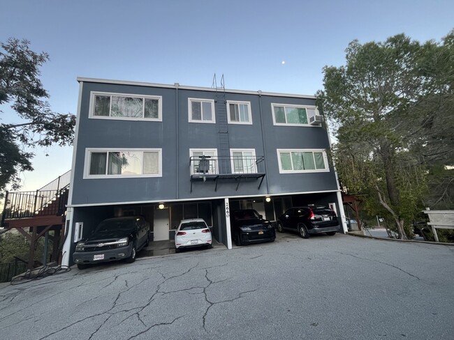 2660 Melendy Dr, Unit #1 in San Carlos, CA - Building Photo - Building Photo