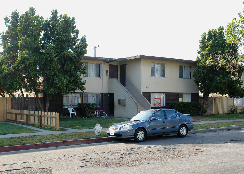 2529 S Baker St in Santa Ana, CA - Building Photo