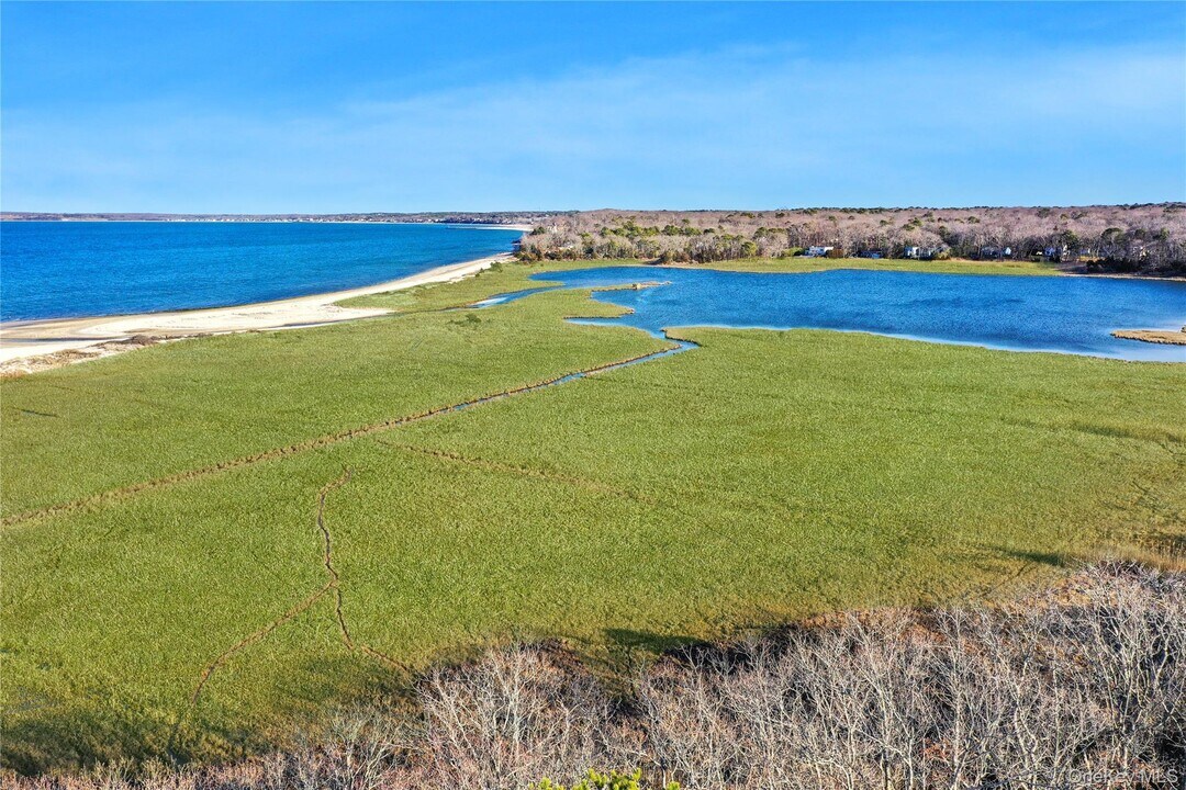 19 Petrel Ln in Hampton Bays, NY - Building Photo