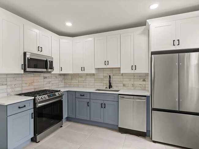 99 Russell St in Clifton, NJ - Foto de edificio - Building Photo