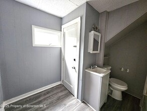 351 Main St, Unit B 2nd fl in Carbondale, PA - Foto de edificio - Building Photo