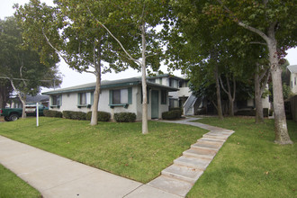 527 Delaware St in Imperial Beach, CA - Foto de edificio - Building Photo