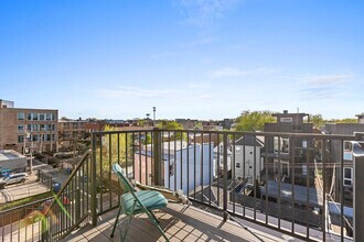 1636 N Western Ave, Unit 3 in Chicago, IL - Building Photo - Building Photo