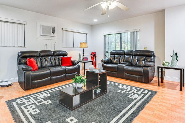 3960 NW 189th Terrace in Miami Gardens, FL - Building Photo - Building Photo