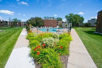 Rose Mall Apartments in Roseville, MN - Foto de edificio - Building Photo