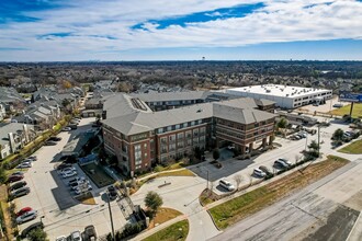 Oaks 55 in Euless, TX - Foto de edificio - Building Photo