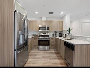 4725 Radford Ave, Unit ph1 in Los Angeles, CA - Foto de edificio - Building Photo