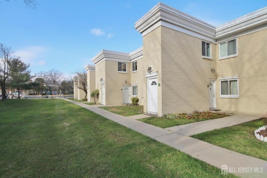 13 Lake Ave in East Brunswick, NJ - Building Photo