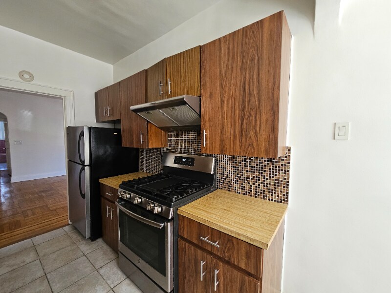 87-18 31st Ave in Queens, NY - Building Photo