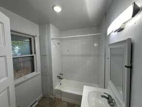 802 W Cedar St-Unit -UNIT 804 in Kalamazoo, MI - Foto de edificio - Building Photo