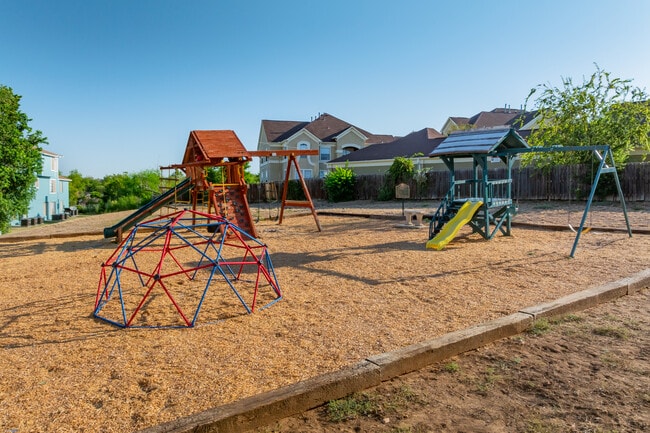 Cielo Hills Apartments in San Antonio, TX - Building Photo - Building Photo