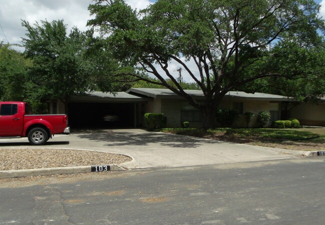 103 El Rancho Way in San Antonio, TX - Foto de edificio - Building Photo