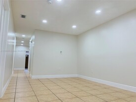 18857 NW 85th Ct in Hialeah, FL - Foto de edificio - Building Photo