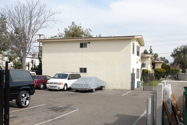 424 Emerald Avenue in El Cajon, CA - Foto de edificio - Building Photo