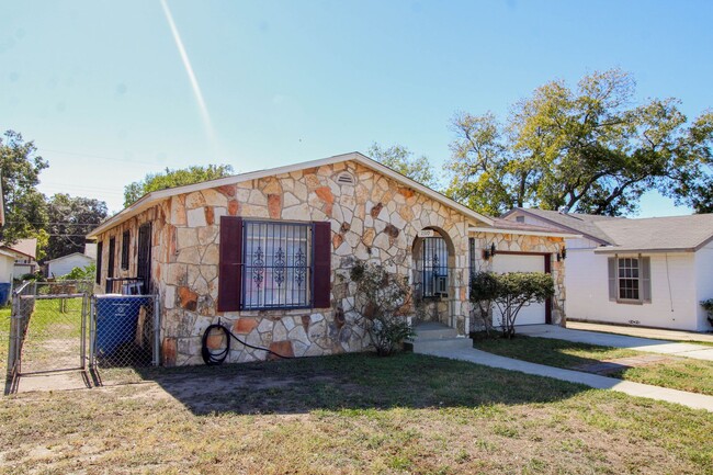 1310 Vanderbilt St in San Antonio, TX - Building Photo - Building Photo