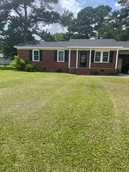 492 Hillcrest Ave in Winterville, NC - Foto de edificio