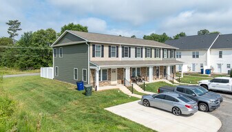 1592 - 1598 NW Oak Leaf Dr in Hickory, NC - Building Photo