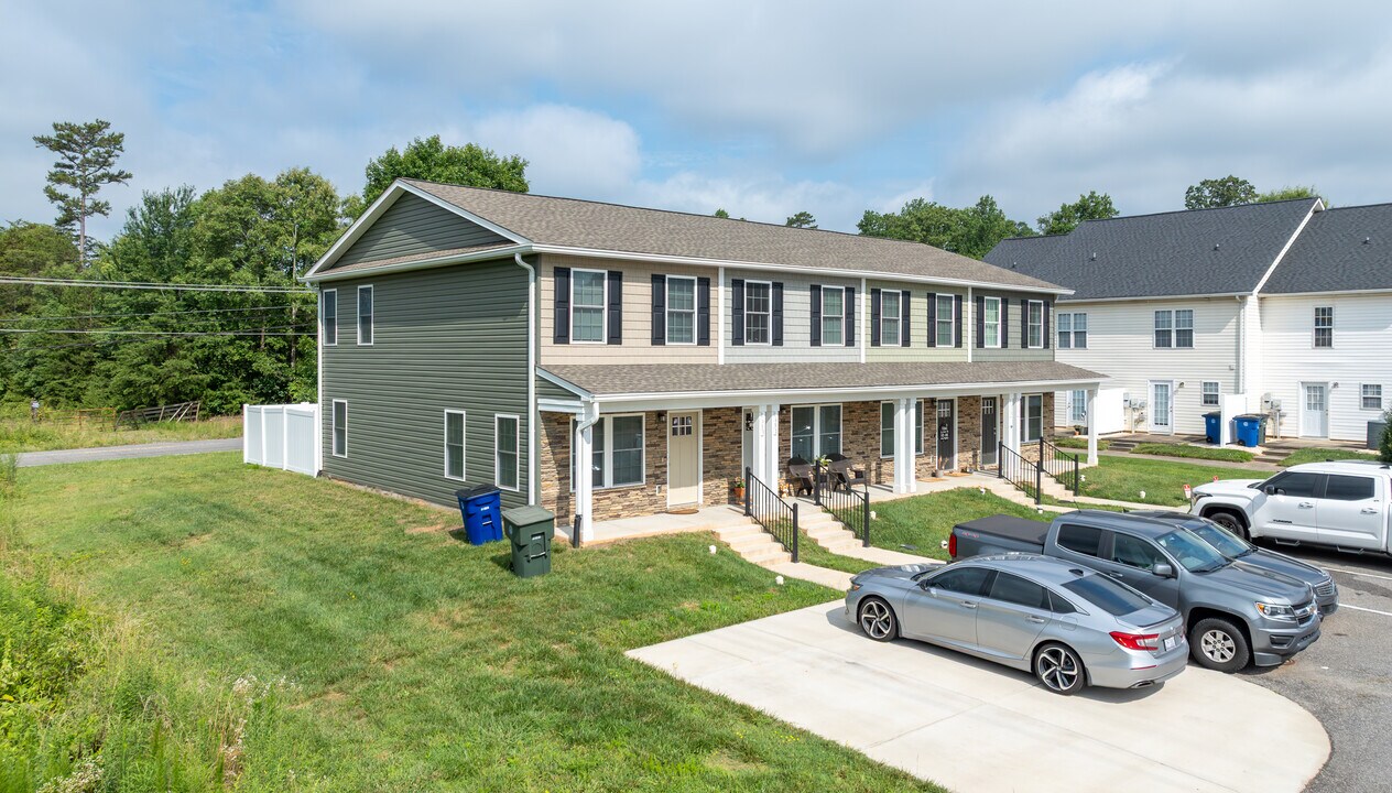 1592 - 1598 NW Oak Leaf Dr in Hickory, NC - Building Photo