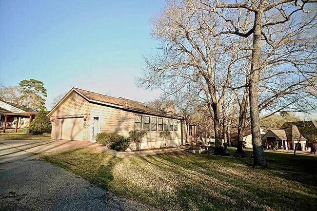 16 Golf Vw Mnr in Huntsville, TX - Building Photo - Building Photo