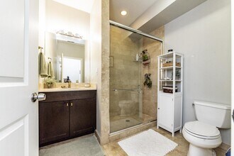 1402 W Grand Ave in Chicago, IL - Building Photo - Building Photo