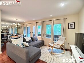 241 Perkins St, Unit E101 in Boston, MA - Building Photo - Building Photo
