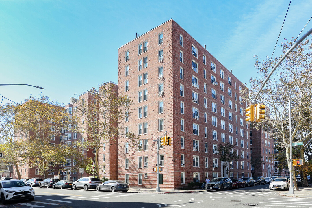 Flagg Court in Brooklyn, NY - Building Photo