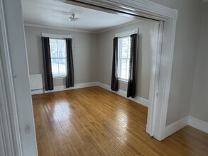 34 Elm St, Unit First Floor Apartment in Bangor, ME - Foto de edificio - Building Photo