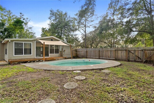 3411 NE 52nd Ave in Silver Springs, FL - Building Photo - Building Photo