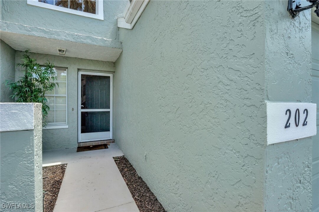 2103 Tama Cir in Naples, FL - Building Photo