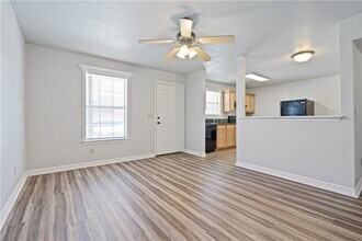 884 W Holly St in Fayetteville, AR - Building Photo - Building Photo