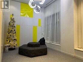 159 Wellesley St E in Toronto, ON - Building Photo