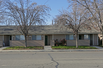 Casa Nueva in Coalinga, CA - Foto de edificio - Building Photo