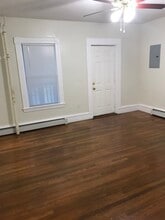 33 White St, Unit 33 B in Lowell, MA - Building Photo - Building Photo