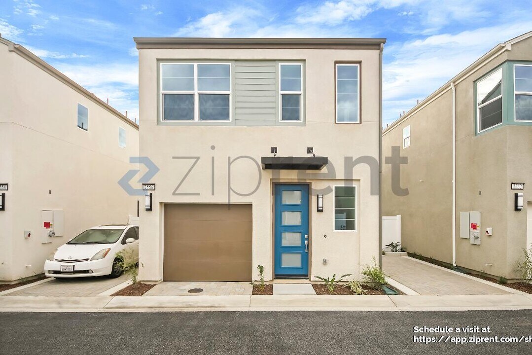 2556 E Lincoln Paseo in Ontario, CA - Building Photo